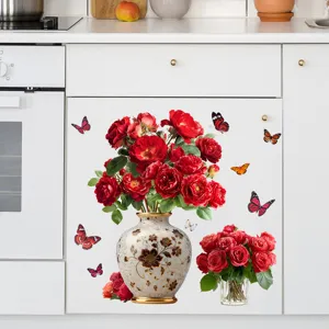 Detailweergave van decoratieve muurstickers met rode rozen en vlinders op een keukenkast.