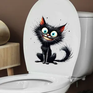 Detailansicht eines lustigen schwarzen Katzenaufklebers auf einem weißen Toilettendeckel