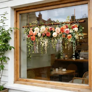 Vue détaillée de l'autocollant de fenêtre avec des roses suspendues dans une vitrine