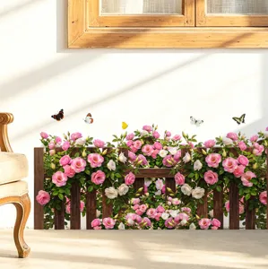 Sticker mural décoratif clôture roses et papillons sur une plinthe de salon