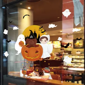 Λεπτομέρεια στατικών αυτοκόλλητων Halloween με κολοκύθα και φάντασμα σε τζάμι.