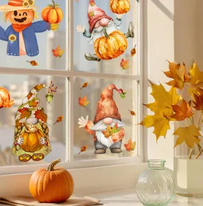 Vue détaillée de stickers de vitrine festifs avec citrouille et nain sur verre