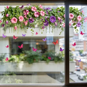 Levendige bloemenmand en kleurrijke vlinder statische raamstickers op een glazen ruit