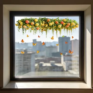 Detailweergave van statische raamstickers met bloemenmand en vlinders op glas