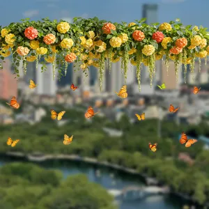 Decoratieve raamstickers met vlinders en bloemen met een hangend tuin-effect.