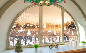 Detailansicht weißer Weihnachtsfensteraufkleber mit Rentier- und Schneeflockenmustern