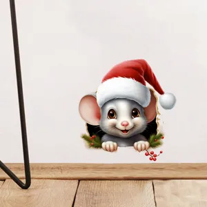 Vista dettagliata di un simpatico adesivo murale 3D topo di Natale che spunta da un buco nel muro.