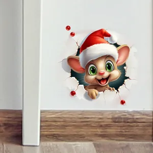 Dettaglio adesivo 3D con topo di Natale che spunta da un effetto muro fessurato