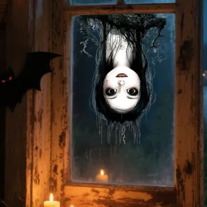 Detailweergave van een enge horror meisje Halloween raamsticker op glasoppervlak