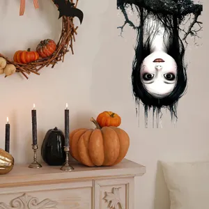 Griezelige Halloween-muursticker van een meisje ondersteboven op een versierde schoorsteen.