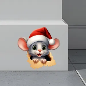 Dettaglio di un adesivo murale 3D con topo di Natale che spunta da un buco nel muro.