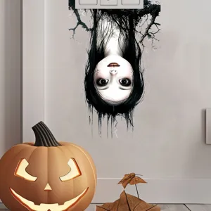 Griezelige ondersteboven meisje muursticker voor Halloween decor op witte muur met pompoen