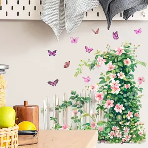 Detail van de hek-, bloemen- en vlindermuurstickers in een keukenopstelling