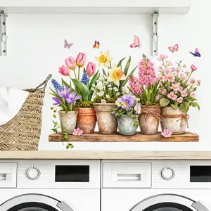 Vista detallada del adhesivo de pared de tulipanes y mariposas en una lavandería