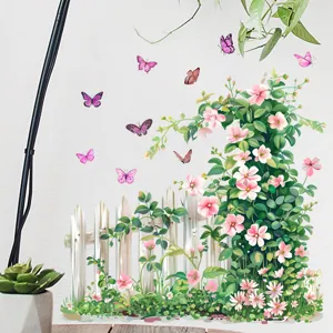 Gedetailleerd zicht op verwijderbare muursticker met roze bloemen, hek en vlinders