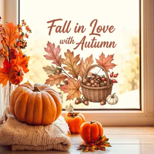 Dettaglio dell'adesivo per finestre autunnale con foglie di acero e zucche decorative