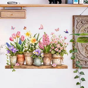 Pegatinas de pared de tulipanes y mariposas vibrantes en una pared de sala de estar
