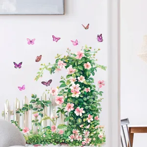 Levendige bloemenrank en vlinder muurstickers voor wanddecoratie in de woonkamer