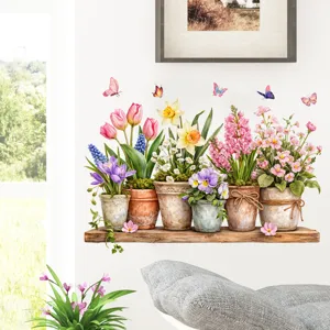 Detalle de una pegatina de pared con tulipanes y mariposas en un salón acogedor