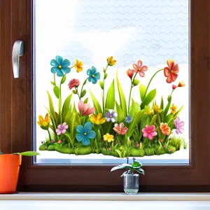 Nahaufnahme eines statischen Fensteraufklebers mit Blumen und Gras auf Holzrahmen