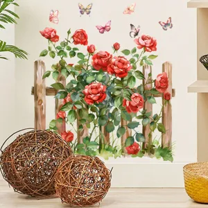 Detail van afneembare bloemenmuursticker met rode rozen, hek en vlinders