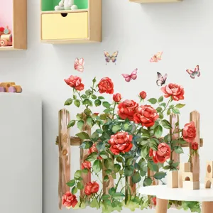 Detailweergave muursticker met rode rozen en kleurrijke vlinders