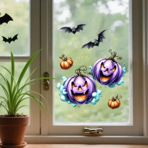 Vue détaillée d'autocollants d'Halloween avec citrouilles mauves et chauves-souris sur vitre