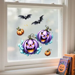 Détail d'autocollants UV d'Halloween avec citrouilles violettes et chauves-souris sur vitre