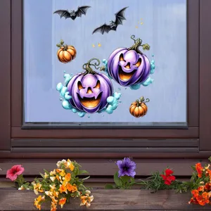Détail montrant des autocollants de citrouille d'Halloween violets sur une fenêtre