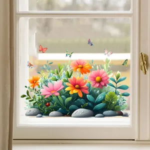 Detailansicht bunter Blumen- und Schmetterlings-Fensteraufkleber auf einer Glasscheibe