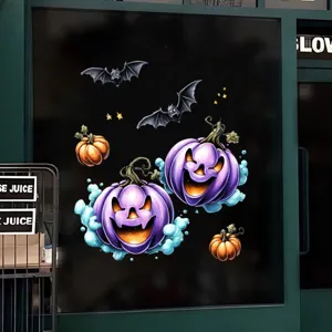 Vue détaillée d'autocollants de fenêtre d'Halloween avec citrouilles et chauves-souris