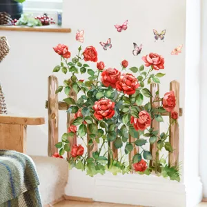 Detail van verwijderbare muursticker met rode rozen, houten hekwerk en kleurrijke vlinders
