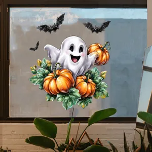 Vue détaillée d'un autocollant de fenêtre d'Halloween avec fantôme et citrouilles sur vitre.