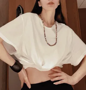 Gedetailleerde weergave van een lange natuurlijke zebra steen kralenketting op een model