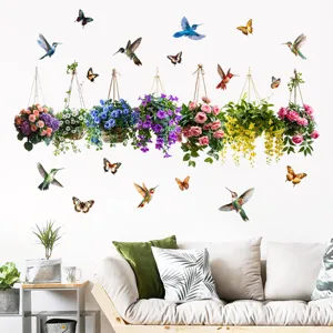 Dettaglio realistico degli adesivi murali con cesti di fiori, colibrì e farfalle