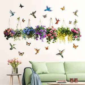 Dettaglio degli adesivi murali con cesti di fiori colorati, colibrì e farfalle vivaci