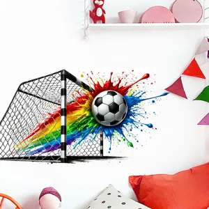 Λεπτομερής προβολή του αυτοκόλλητου τοίχου ποδοσφαίρου με πολύχρωμα στίγματα.