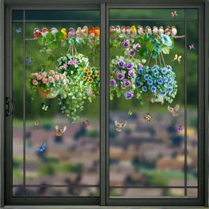 Detalle de cestas de flores y pájaros adhesivos para ventanas en una puerta de cristal