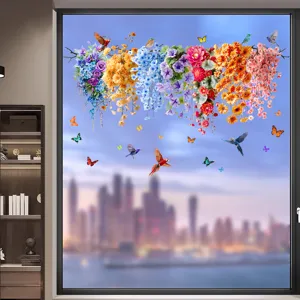 Detalle de pegatinas estáticas de flores y pájaros de colores aplicadas en una ventana