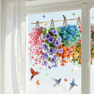Detalle de pegatinas para ventanas de cestas de flores y pájaros sobre fondo de cristal.