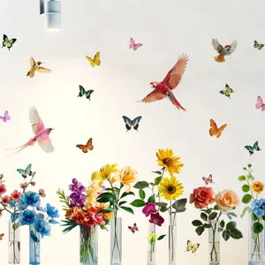 Adesivi murali dettagliati con fiori vivaci, farfalle colorate e uccelli esotici.
