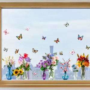 Vinilos estáticos de mariposas y jarrones de flores para ventanas con gran vista a la ciudad.