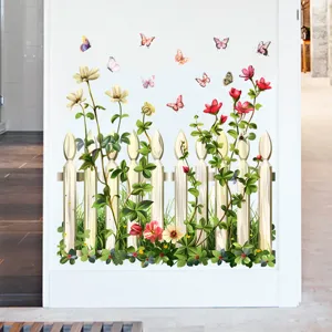 Muursticker met bloemenhek en vlinders aangebracht op een witte minimalistische muur