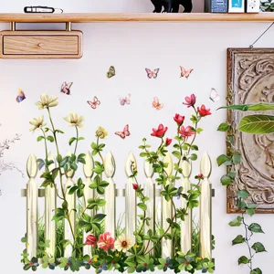 Detailweergave van een hekmuursticker met kleurrijke bloemen en vlinders op de woonkamermuur.