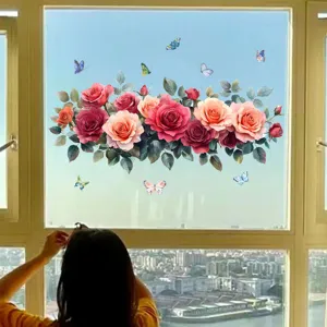 Detailansicht realistischer Rosen- und Schmetterlings-Fensteraufkleber auf einer Glasscheibe