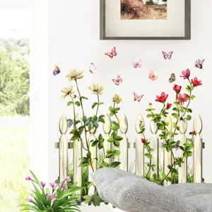 Verwijderbare tuinhek muurstickers met bloemen en vlinders op een strakke witte muur