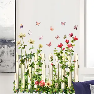 Detail van muursticker met hekwerk bloemen vlinders aangebracht op een witte achtergrond