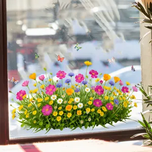 Detailansicht farbenfroher Blumen- und Schmetterlings-Fensteraufkleber auf Glas