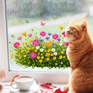 Detailansicht bunter Blumen- und Schmetterlings-Fensteraufkleber in häuslicher Umgebung