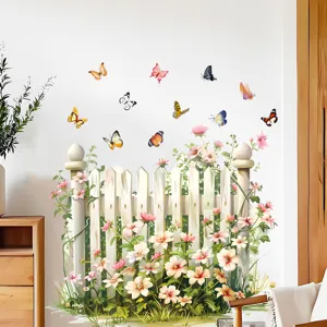 Detail van kleurrijke vlinder- en bloemenhek muurstickers in een sfeervolle woonkamer